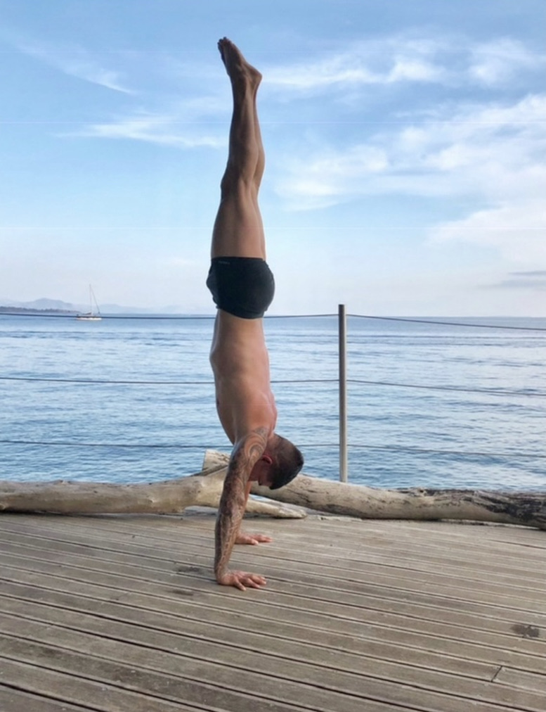 Handstand aan zee